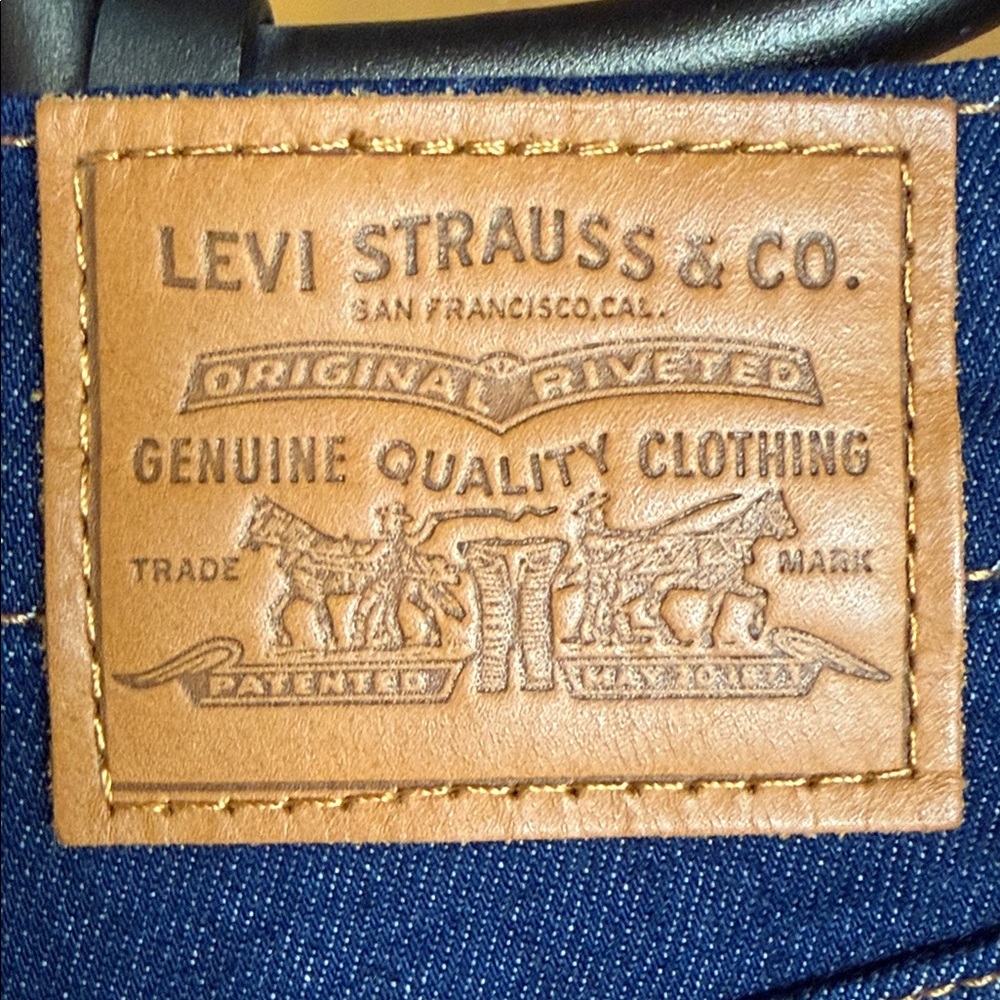 LEVI’S Ribcage Jean Shorts - Picture 10 of 16
